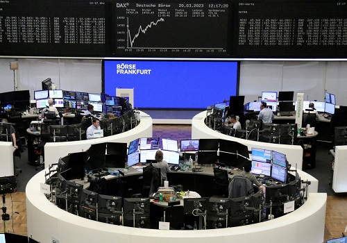 European shares hold near 14-month top, sterling strengthens