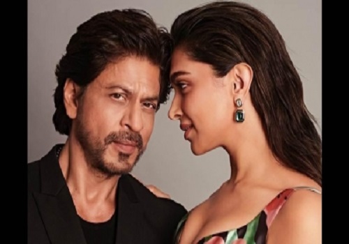 Deepika Padukone is 'dead' seeing Shah Rukh Khan's black suit look