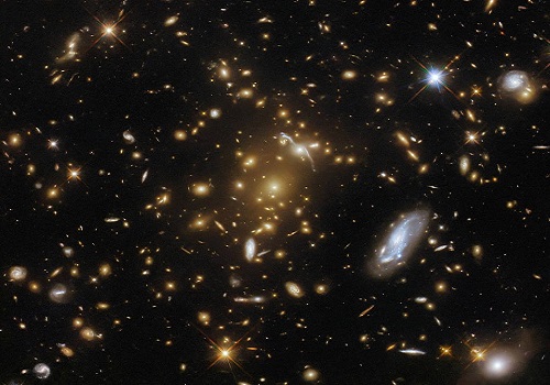 Hubble telescope captures light-bending galaxy cluster