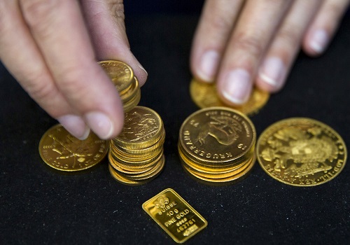 Gold hovers near record high levels as Fed hints rate-hike pause
