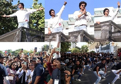 SRK does `Pathaan` hook step on Mannat balcony to celebrate TV premiere