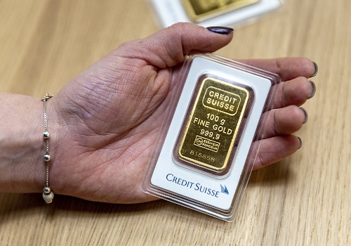 Gold edges lower on prospects of hawkish Fed rate-hike path