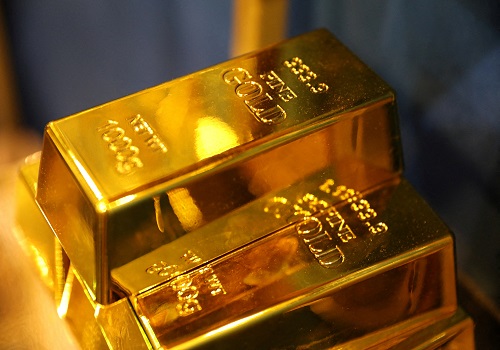 Gold gains in thin holiday trade as investors seek more Fed cues