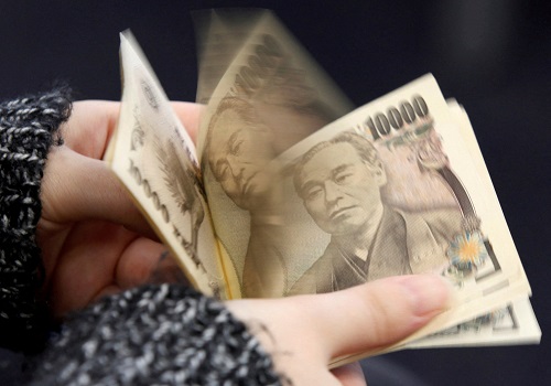 Yen pressured as traders wait on policy decisions