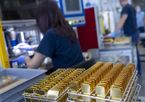 Gold eases into tight range as traders brace for Jackson Hole