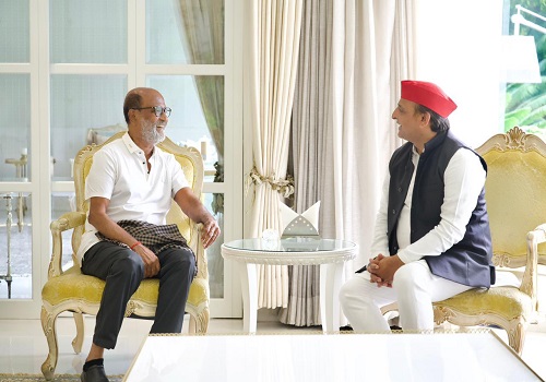 Rajnikanth meets Akhilesh Yadav  in Lucknow