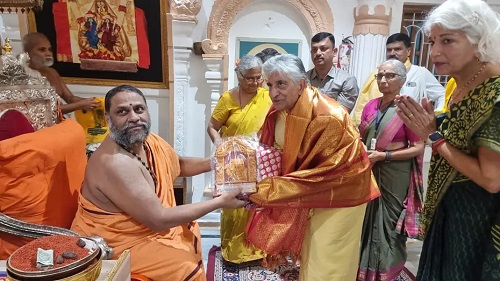 British PM Rishi Sunaks parents visit Andhra temple
