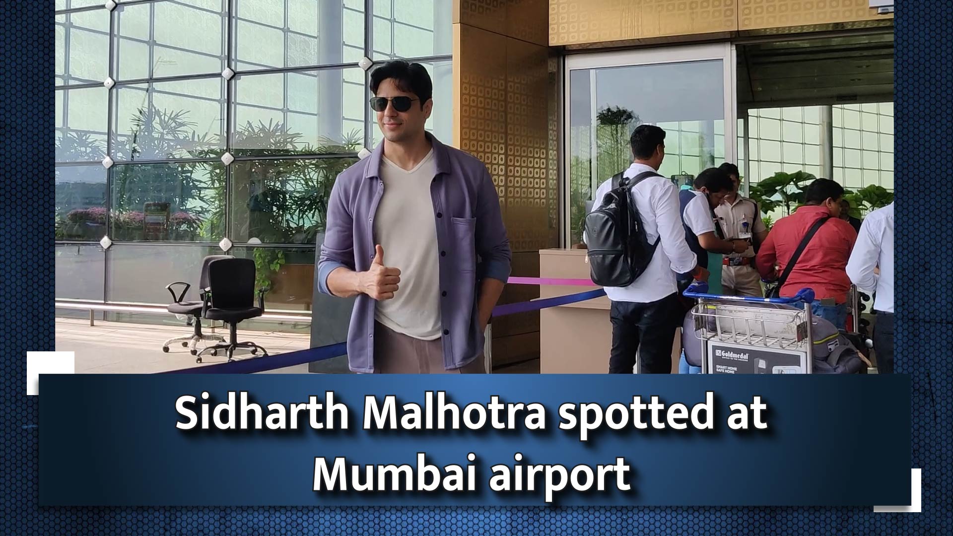 Sidharth Malhotra spotted at Mumbai airport