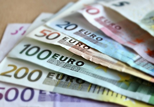 Quote on Currency : Euro falls post the ECB policy, committee hints at fewer rate hikes Says Heena Naik, Angel One Ltd