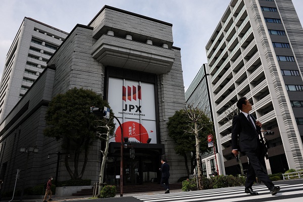 Asian shares mark time as Gulf war keeps oil prices up