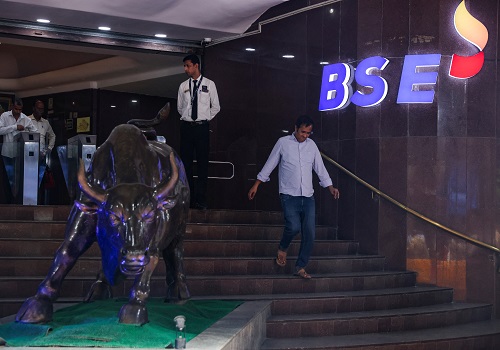IT stocks power Indian shares to new highs, weekly gains