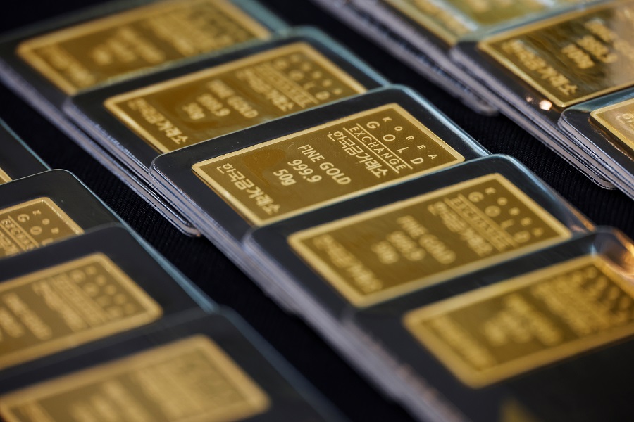 Gold prices on track for weekly gain; US data on tap