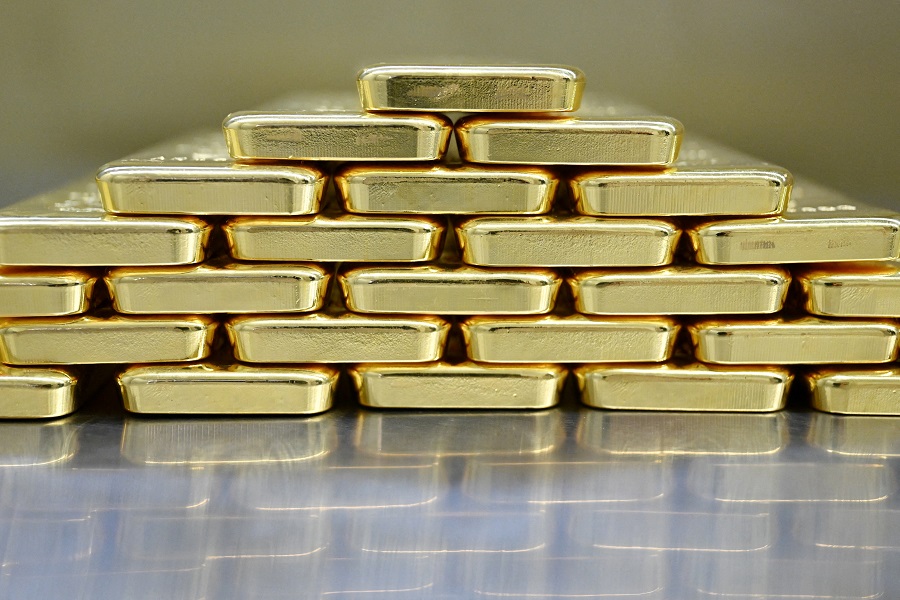 Gold set for seventh weekly gain as trade war risks lift demand