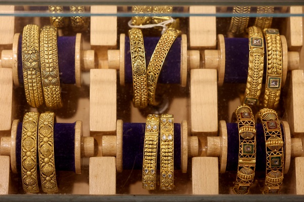 Gold hovers near early-June high on lower bond yields