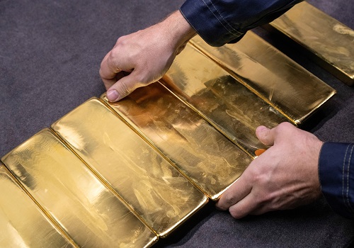 Gold crawls up on weaker dollar as spotlight turns to Fed minutes