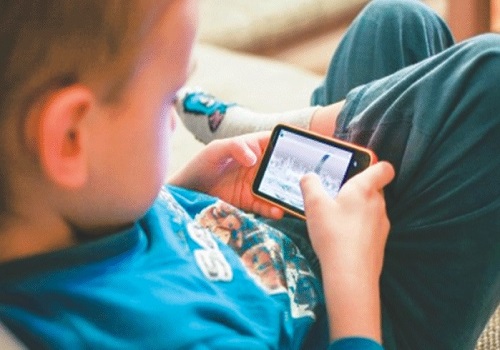 Smartphones` effect on kids under 10 go beyond eyes, say doctors