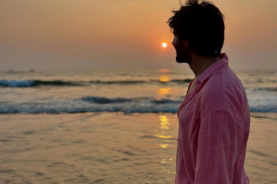 Kartik Aaryan spends quality time with `sea, sand and sun`