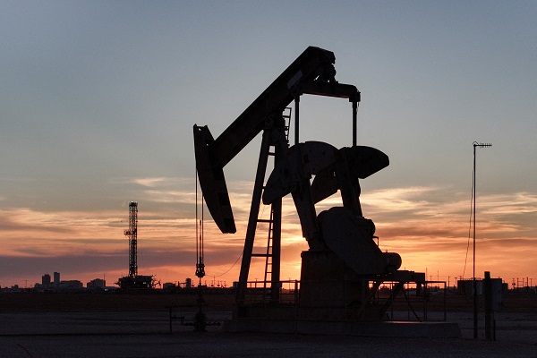 Oil extends gains after US and Iran strike ships
