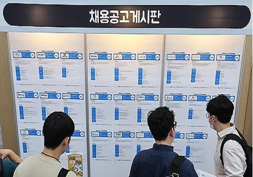 Only 1 in 10 S Korean workers at SMEs got new job at large conglomerate in 2022