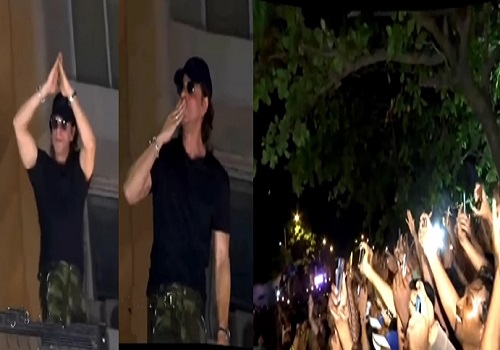 SRK greets, blows kisses at fans outside Mannat on 58th birthday eve