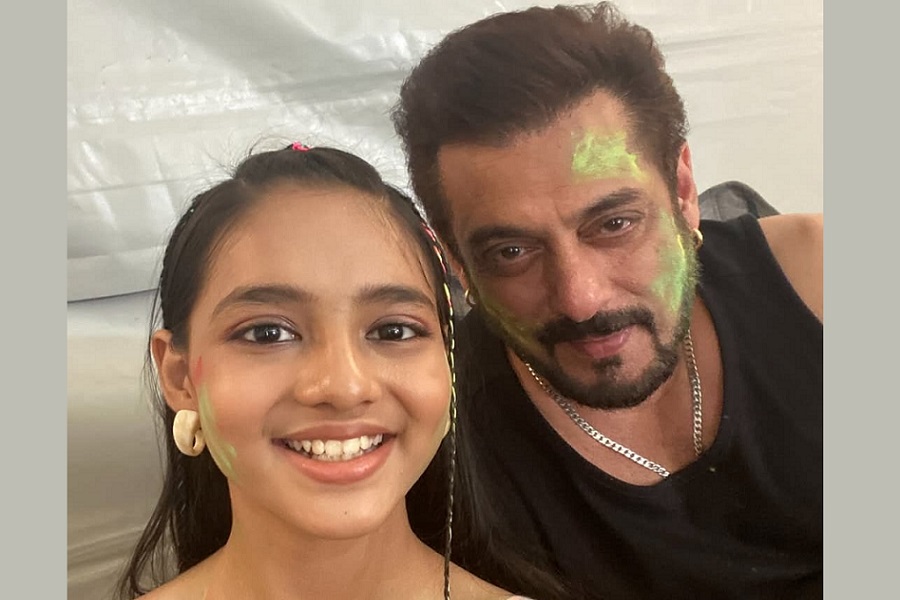 Salman Khan spends Holi on the set of `Sikandar`