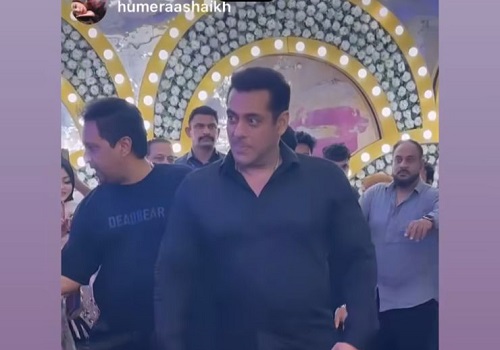 Salman spotted at choreographer Mudassar Khan`s wedding