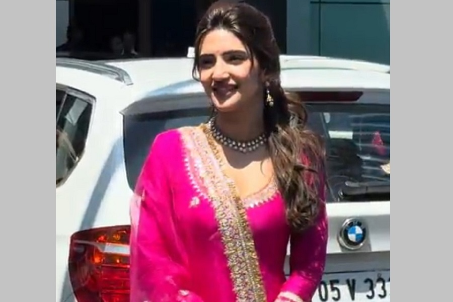 Kartik Aaryan`s co-star Sreeleela soaks in Navratri festivities in a stunning pink outfit
