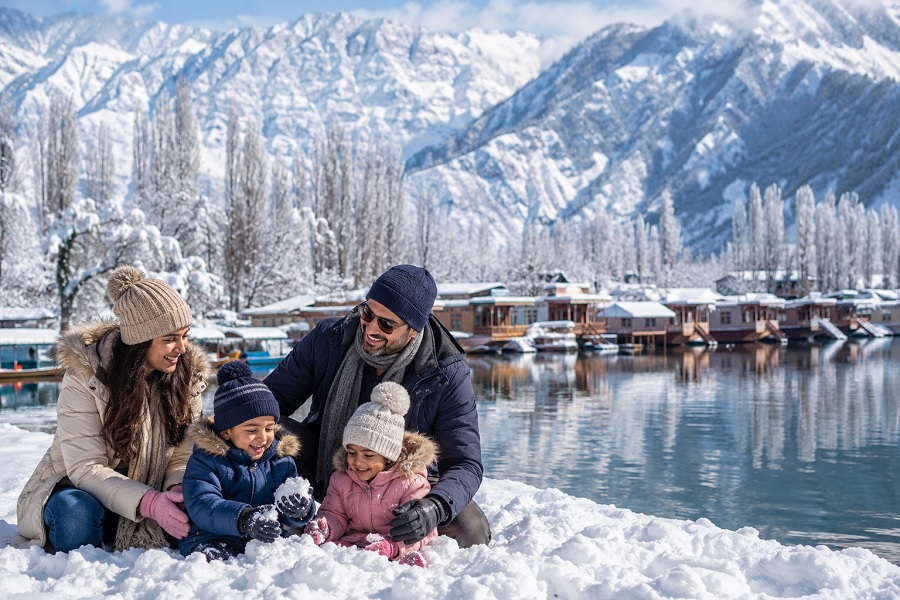 Snowy Winter Kashmir Family Trip