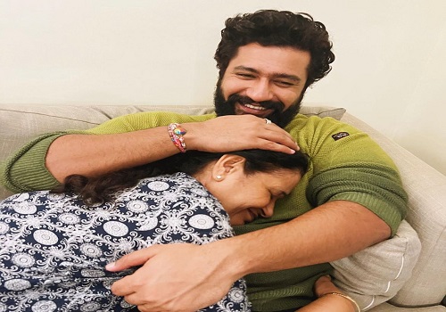 Vicky Kaushal hugs `CutiepAai` mommy in Insta post; fans call him `green flag man' 