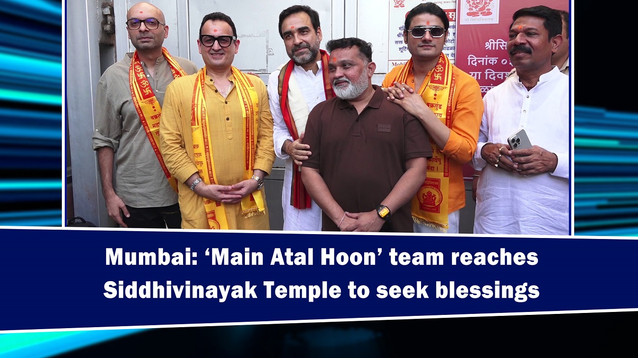 Mumbai: `Main Atal Hoon` team reaches Siddhivinayak Temple to seek blessings
