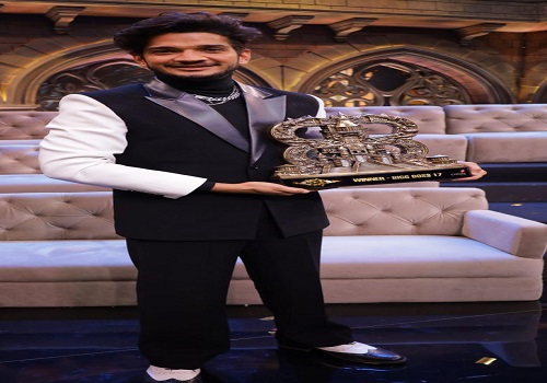 Munawar pips Abhishek, lifts `BB17`trophy, goes home with car, Rs 50 lakh richer