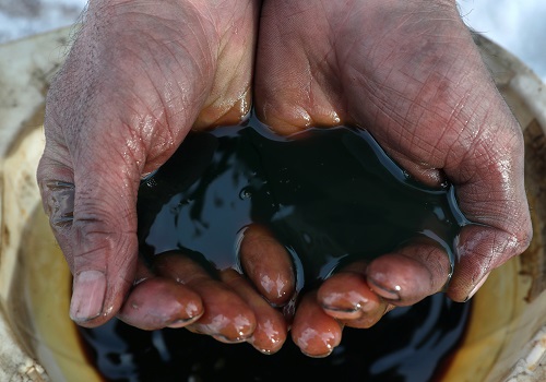 Oil prices to end year 10% down, traders expect a better 2024