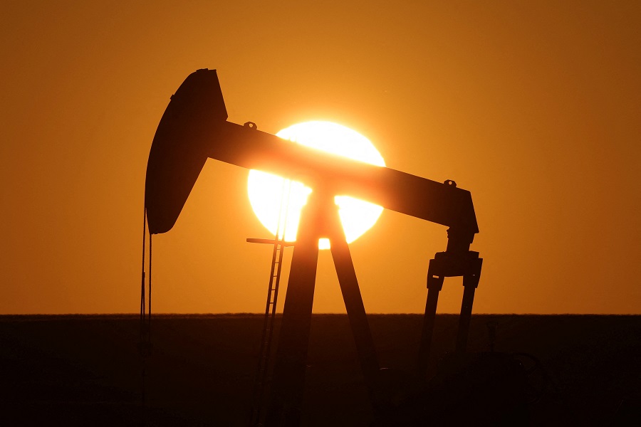 Oil falls as potential Ukraine peace deal may ease supply disruptions